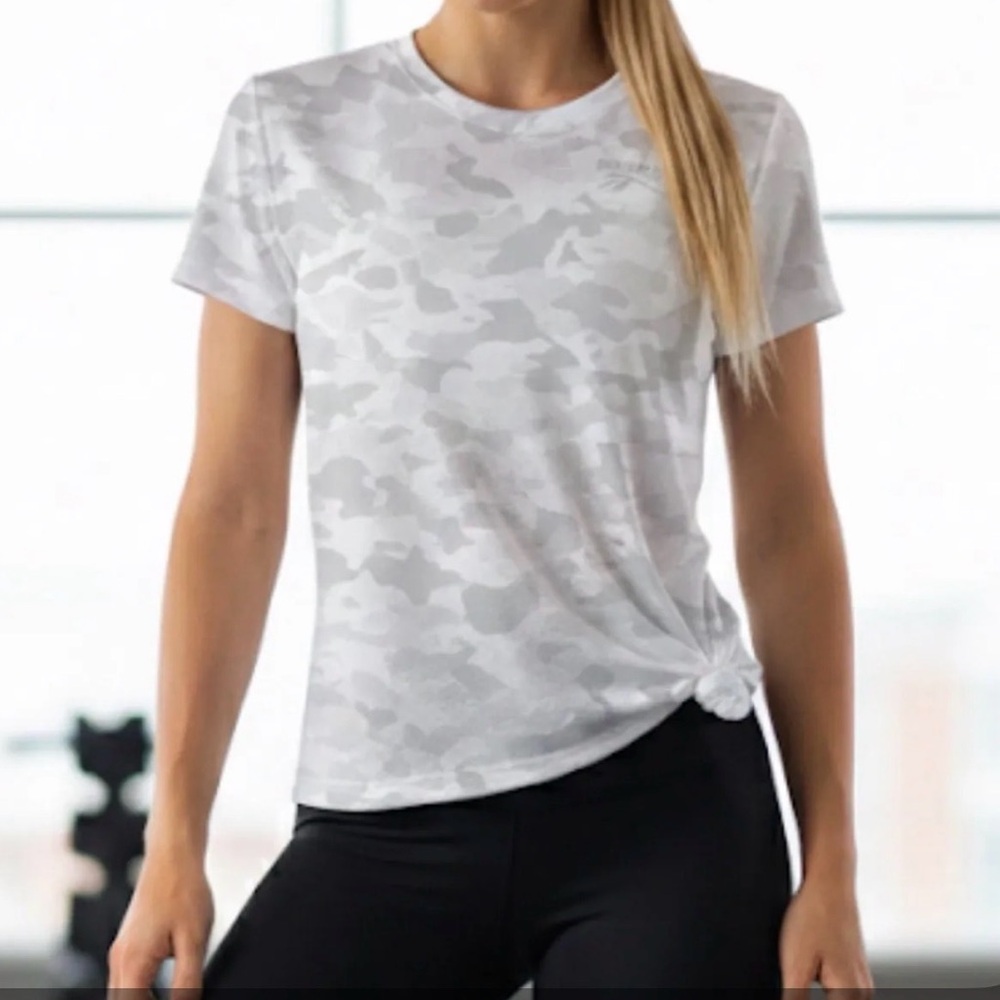 193. Rebook White Athletic Mesh Logo Tee in a Sz medium